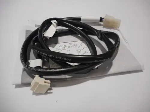 Kabel mit mehreren Anschlusssteckern, liegend auf einer Anleitung. Das Produkt gehört zur Marke Remeha und dient der Verbindung für eine Pumpe.